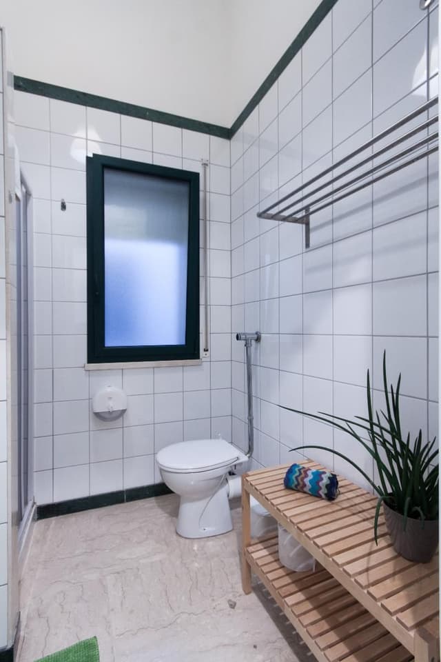 SINGLE WITH SHARED BATHROOM