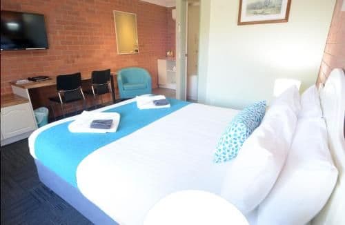 Deluxe Queen Room with Spa Bath