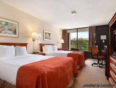 Baymont Inn and Suites Paris4