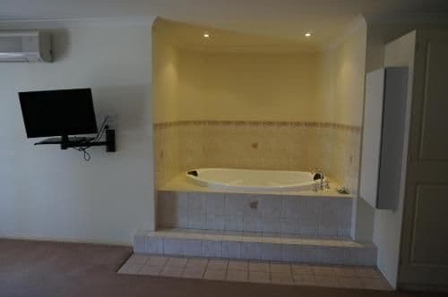 Queen Room with Spa Bath