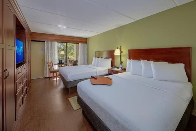 Room TWO QUEEN BEDS