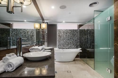 Deluxe Three-Bedroom Apartment