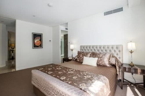 Deluxe Three-Bedroom Apartment