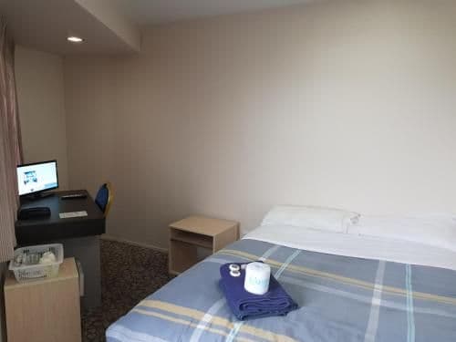 2-Bedroom Apartment with 1 Double and 2 Single Beds