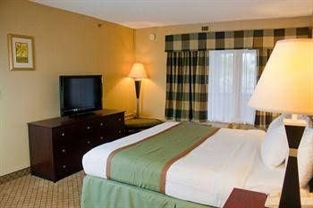 Plaza Hotel & Suites - Eau Claire0