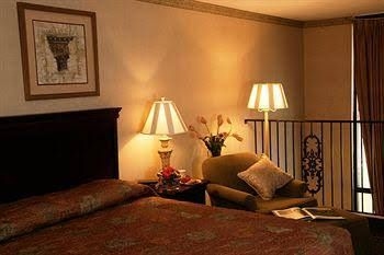 Lafayette Garden Inn4