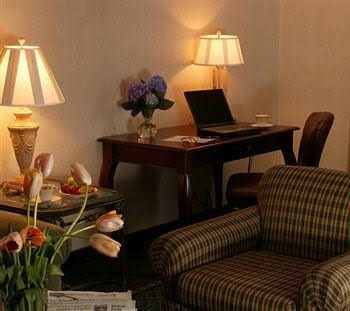Lafayette Garden Inn2