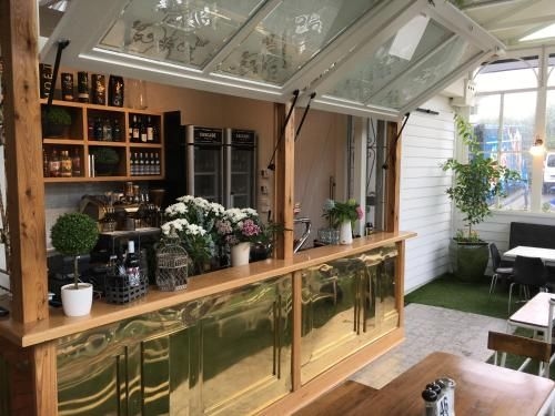 Oscars Hotel and Cafe Bar0