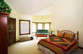 Spruce Hill Inn & Cottages
