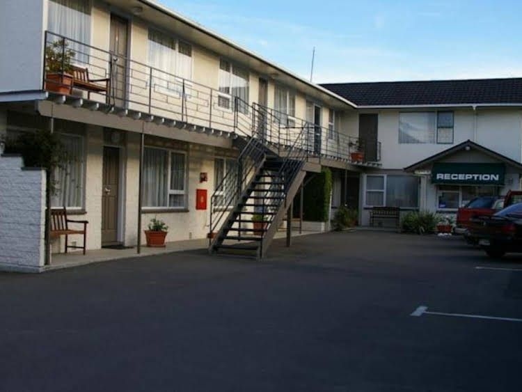อะเดลฟี โมเต็ล (Adelphi Motel)0
