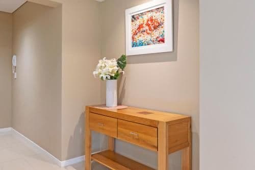 Two Bedroom Apartment with Partial Water View & Free Car Hire (sleeps 5)