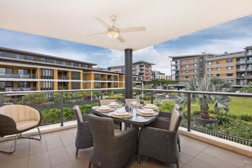 Two Bedroom Apartment with Partial Water View & Free Car Hire (sleeps 5)