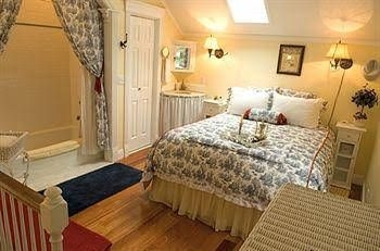 Tin Lizzie Inn Vacation Rental2