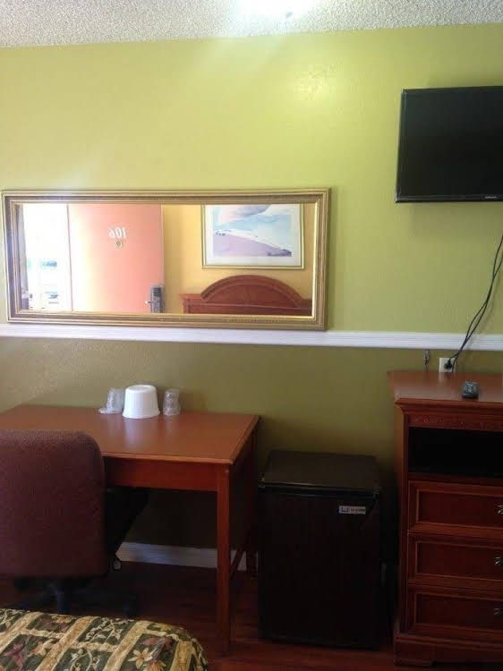 Economy Inn4