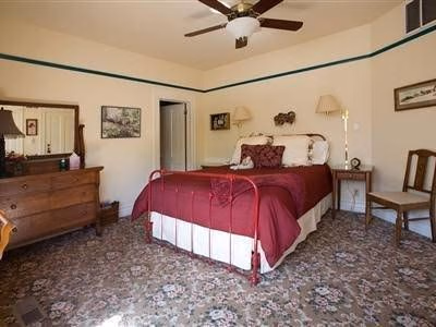 The Iris Inn0