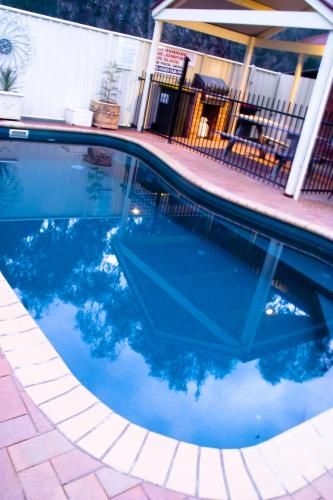 โกลเดน ริเวอร์ มอเตอร์ อินน์ (Golden River Motor Inn)0