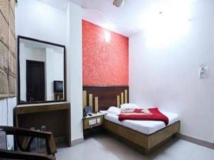 ราตัน ดีฟ ลอดจิง เฮาส์ (Ratan Deep Lodging House)1