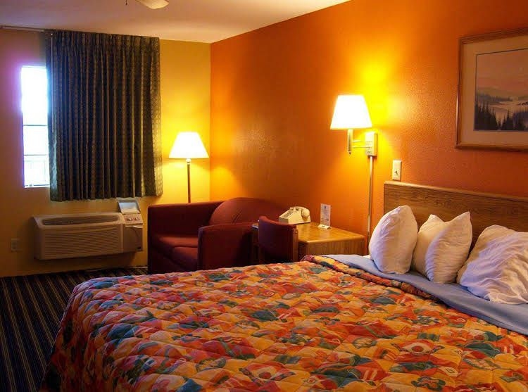 Lakeside Inn1