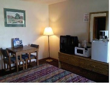 Colonial Inn Motel4