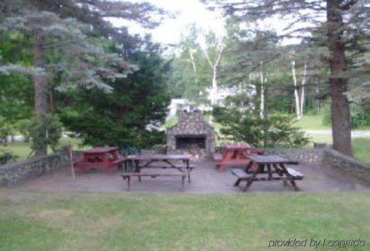 Patio Motor Court4