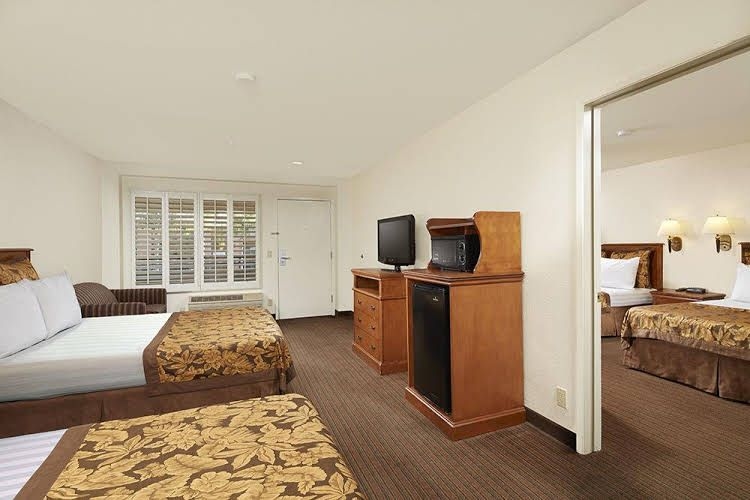 Anaheim Desert Inn & Suites1