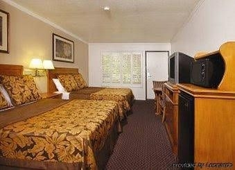 Anaheim Desert Inn & Suites0