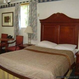 Budget Host Sierra Inn3