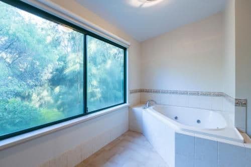Kingfisher Chalet with Lake View