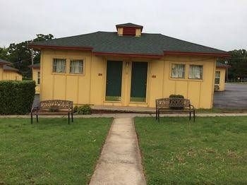 Lincoln Motel0