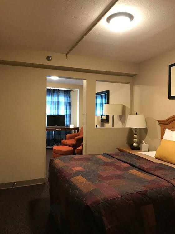 Lakeshore Inn & Suites0