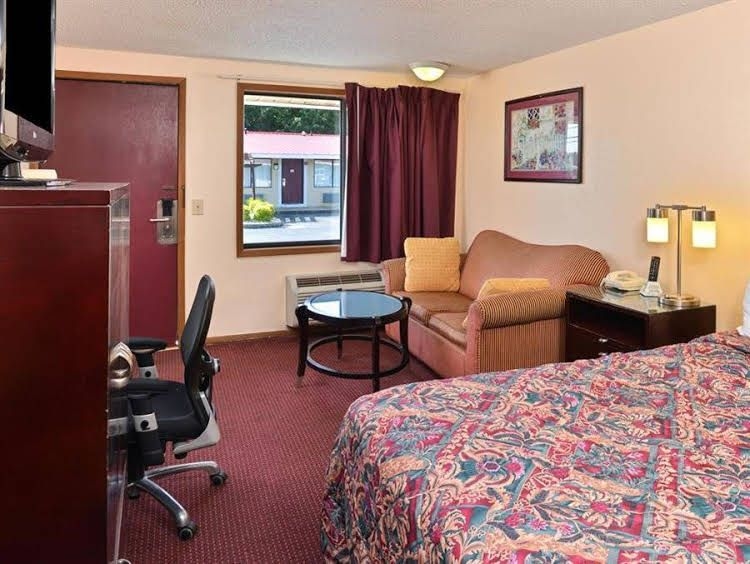 Country Hearth Inn1