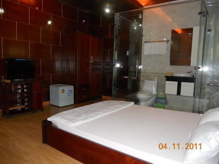 Happy Hotel0