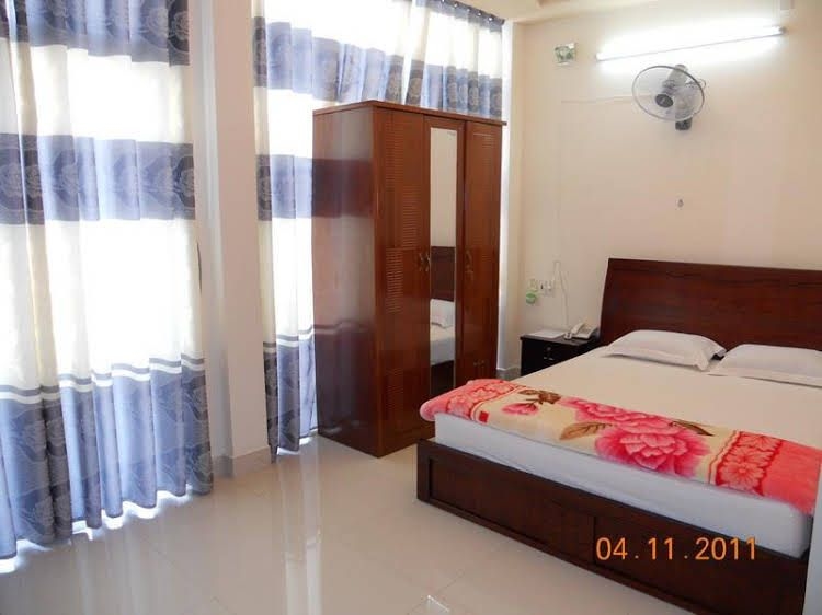 Happy Hotel1