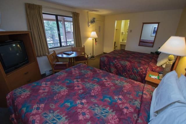 DOUBLE TWO QUEEN BEDS