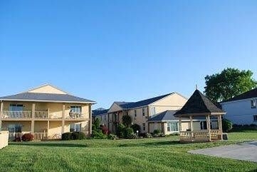 Clinton Inn & Suites3
