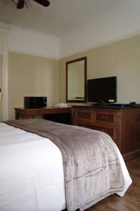 Yale Hotel4