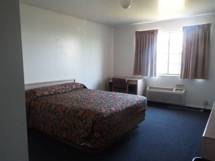 Four Corners Inn3