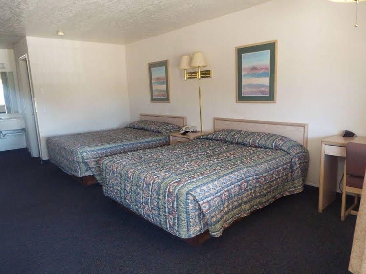 Four Corners Inn4