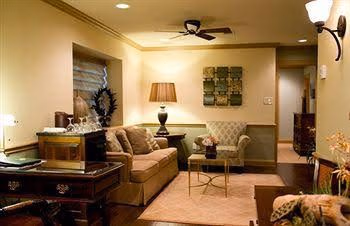 The Sanford House Inn & Spa0