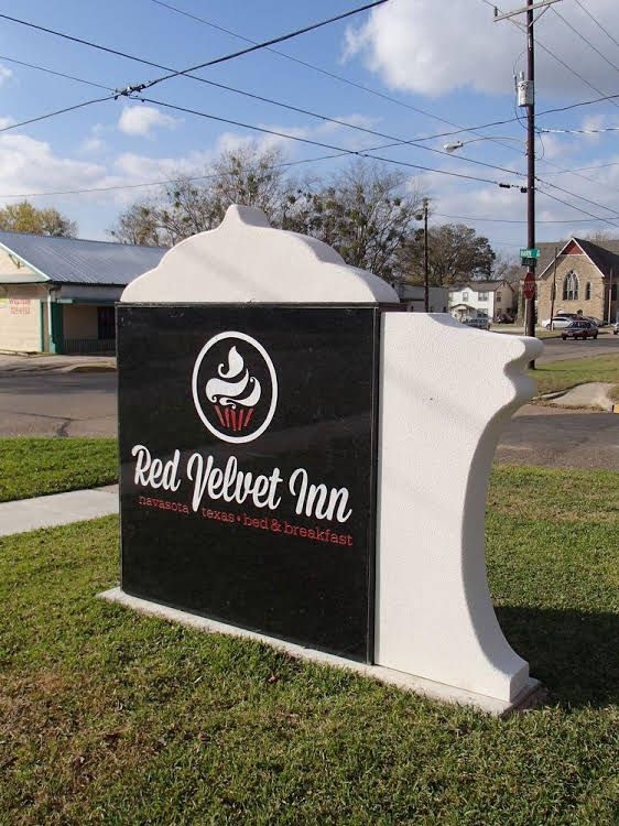 Red Velvet Inn3