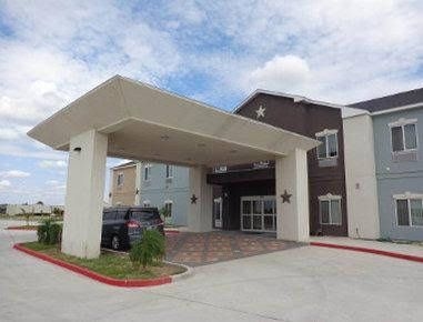 La Plaza Inn & Suites0