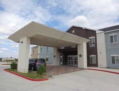 La Plaza Inn & Suites