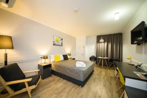 Glenmore Palms Motel0