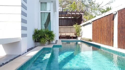 ปากน้ำปราณ วิลล่า 2 ห้องนอนพร้อมสระว่ายน้ำ (Paknampran 2 Bedrooms Pool Villa)0