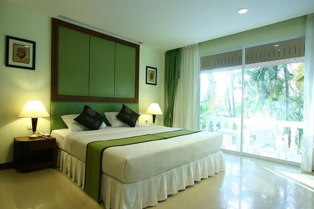 Deluxe Pool View Room