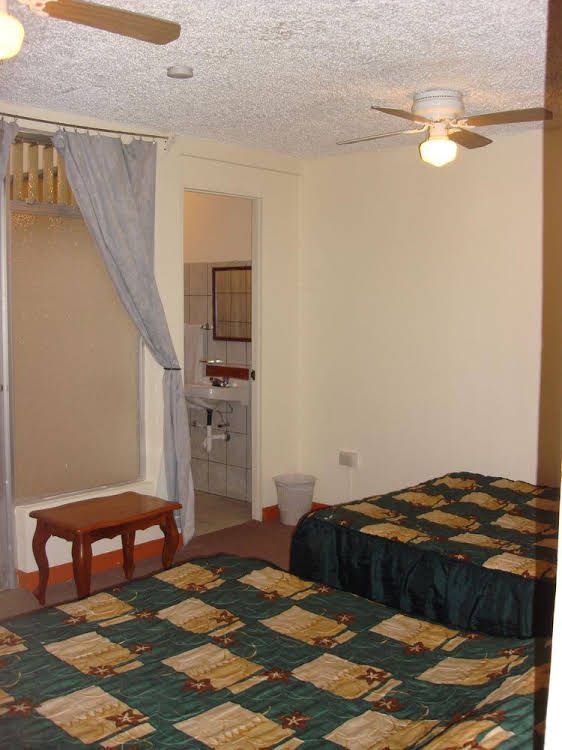 Hotel La Guaria Inn & Suites0
