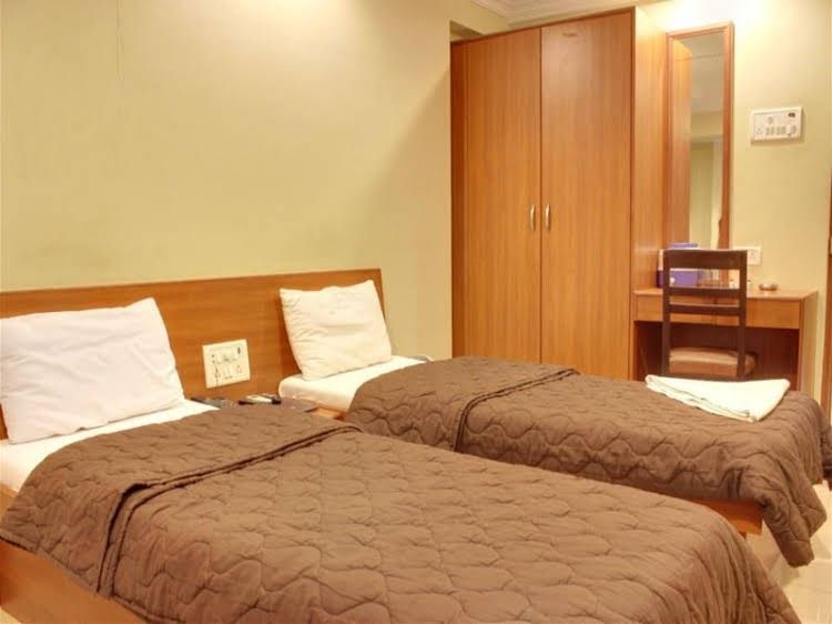 Hotel Lucky Goregaon1