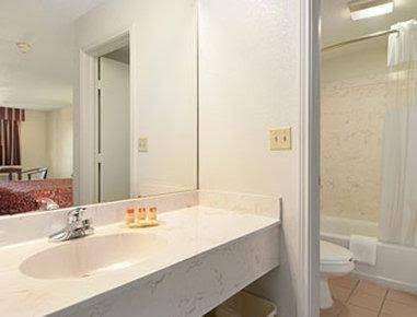 Imperial Inn & Suites1
