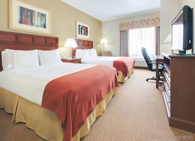 Holiday Inn Express Hotel & Suites3