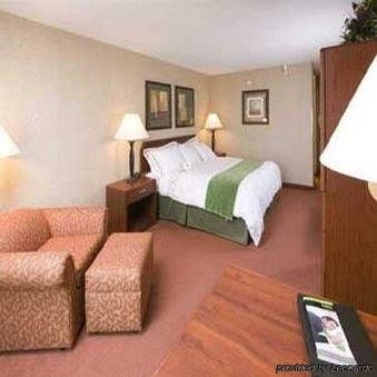 The Akron City center Hotel4